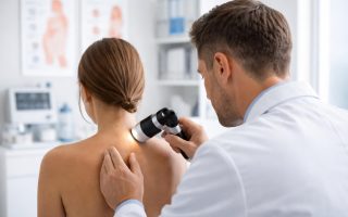 dermatologue-loupe-cabinet-moderne-equipements