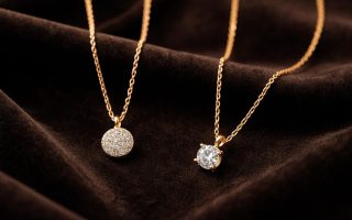 colliers-or-fond-velours-brillant
